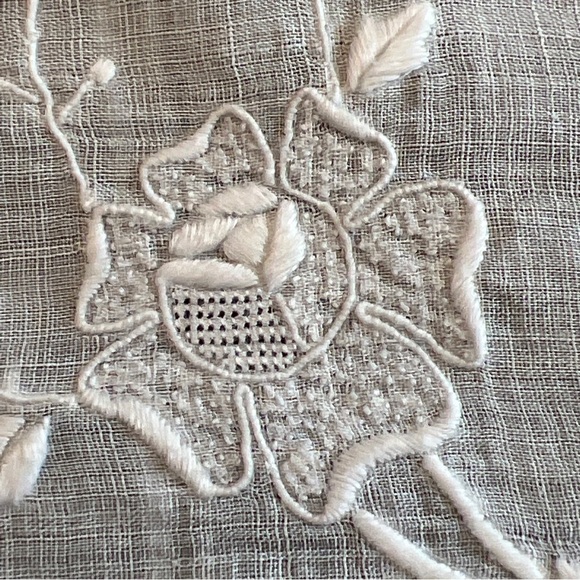 Large 30x32 white embroidered w cutout center fine linen table centerpiece Vtg - Picture 5 of 11
